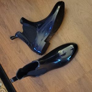 Seven7 black waterproof short shiny rain boots stretch insert 9 EUC Worn Once…
